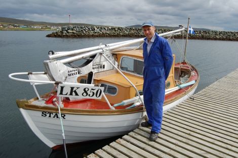 Stuart Balfour with his boat Star fitted with the collapsible Balpha Mast. Pic. Pete Bevington