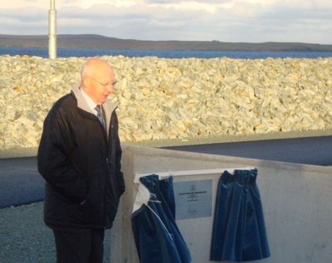Former SIC leader and North Isles member Josie Simpson unveils the plaque at Saturday's ceremony. Pic. Fetlar Developments Ltd