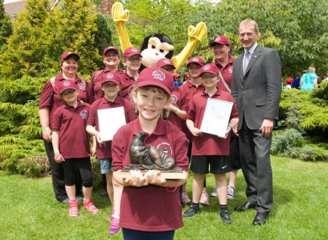 Winners! The Ollaberry pupils and staff with Shetland MSP Tavish Scott at a sunny London Zoo this week.