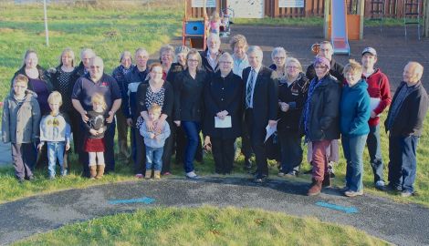 Mike Mackenzie MSP gave his backing to the campaign to keep all three of Northmavine's primary schools open during a visit to Urafirth on Saturday.