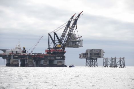 Hereema Thialf lifts the power generation module onto the quarters and utilities deck on one of the two platform jackets installed two years ago. Photo BP
