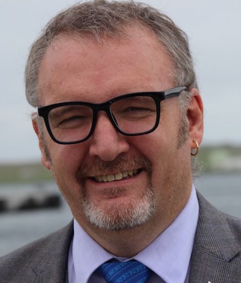 SIC leader Gary Robinson sees much to admire in how Faroe operates its air services, and says another 5-10 years using Saab 340 planes is "unacceptable".