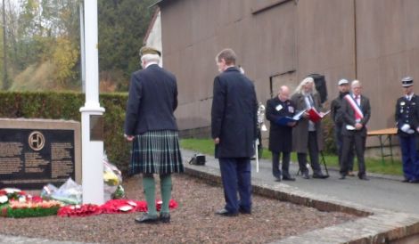 Bell, right, pictured alongside Magnus Linklater of the Scottish WWI Commemoration Panel. 
