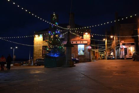 To the palpable relief of some islanders, the Christmas tree was redecorated on Sunday afternoon. Photo: Shetland News.