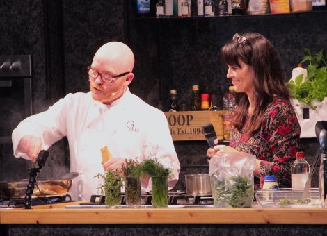 MasterChef Gary Maclean demonstrating some of his cooking skills to compere Jane Moncrieff and the 200 strong audience. Photos: Hans J Marter/Shetland News